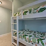Lakefront Condo With Community Pools - Walk To Beach