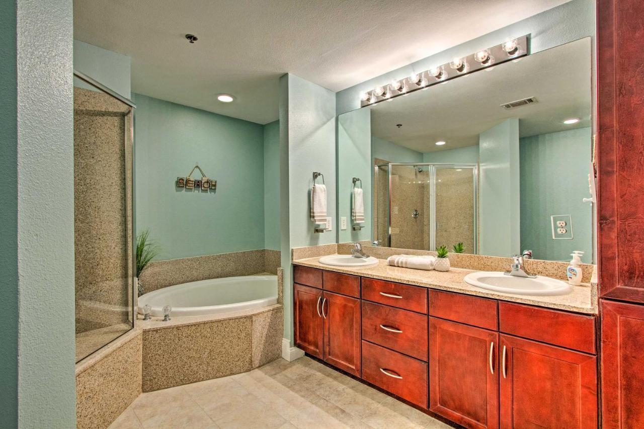 Lakefront With Community Pools - Walk To
